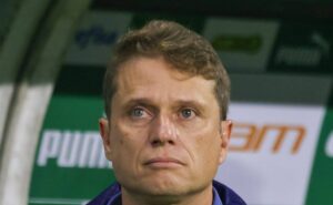 alexandre mattos segura fernando seabra no cruzeiro, mas aumenta a pressão no treinador