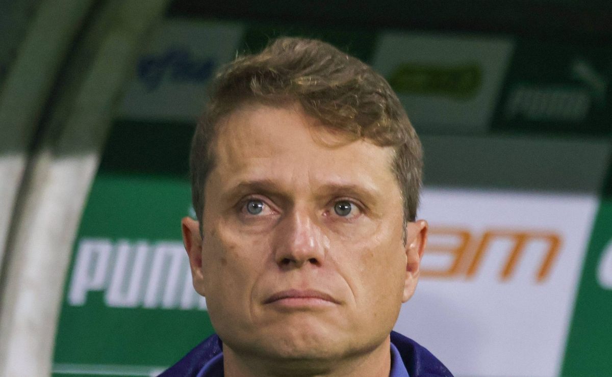 alexandre mattos segura fernando seabra no cruzeiro, mas aumenta a pressão no treinador