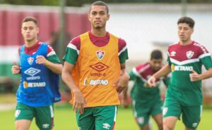 fluminense viaja sem marcelo, serna e mais 4 contra grêmio; esquerdinha titular na libertadores