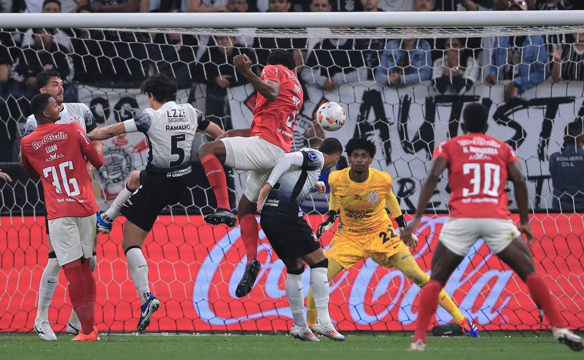 hugo souza brilha, pega três pênaltis e corinthians está nas quartas de final da sul americana