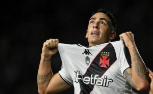 vasco vira o jogo e abre vantagem contra athletico pr na copa do brasil