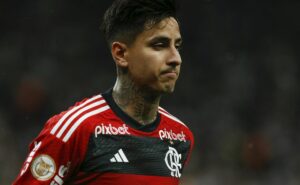 carlos eugênio simon afirma que pulgar, do flamengo, deveria ter sido expulso em duelo contra o palmeiras