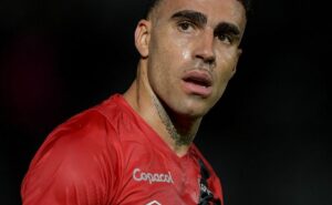 internacional decide pelo retorno de volante gabriel, destaque em athletico x vasco 