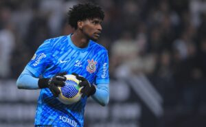 hugo souza lidera ranking mundial de defesas e se torna destaque no corinthians