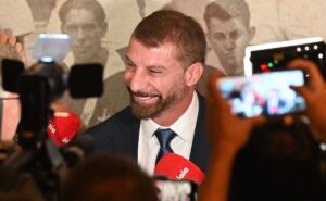 pedrinho age nos bastidores para acertar a chegada de dois reforços no vasco