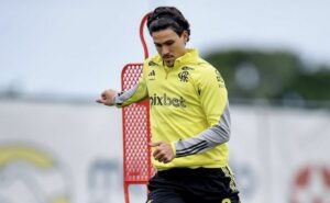 pedro treina com bola e sua presença na escalação do flamengo para pegar bahia é definida