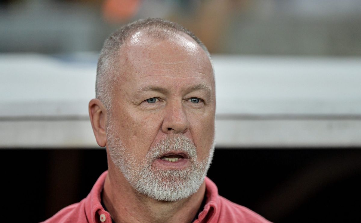 com dúvidas, mano menezes esboça escalação do fluminense contra o vasco