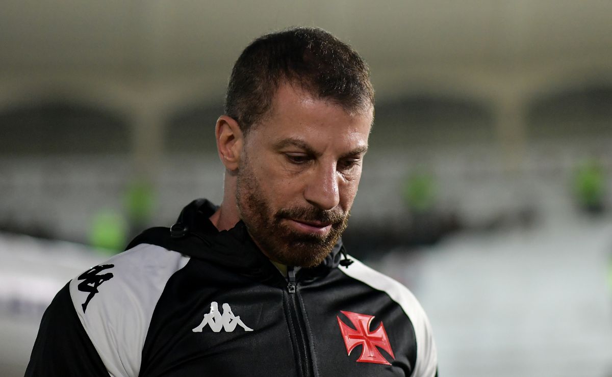 vasco da gama volta a considerar contratação de novo volante