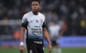 crise no corinthians: torcida questiona jejum de gols de wesley desde maio