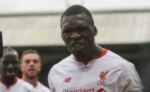 2 milhões por mês: contratação de benteke no corinthians tem cravada sobre descarte  