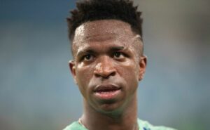 vinícius júnior recebe oferta bilionária do al ahli e pode ter maior salário da história do futebol; real madrid aceita negociar