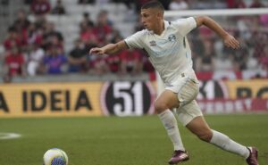 torcida do grêmio se encanta com miguel monsalve e o pede como titular na copa do brasil
