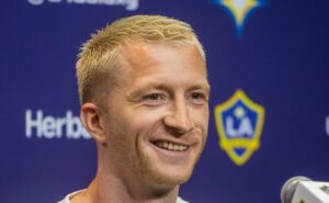 ex vasco, gabriel pec gera influência na estreia de marco reus no la galaxy eua