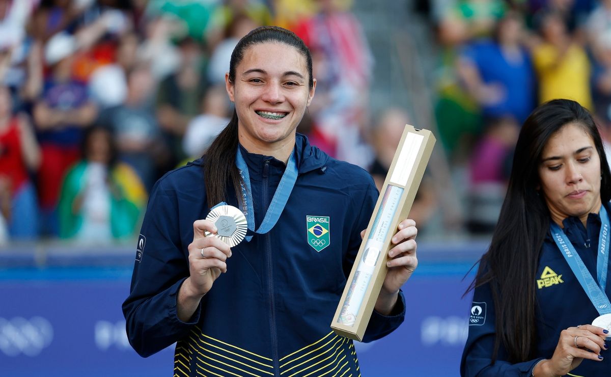 lorena retorna ao grêmio feminino com preocupação de desgaste e é elogiada por técnica: “esperávamos”