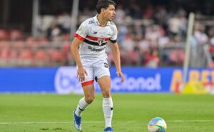 internacional oferece aumento para moreira e lateral decide ficar no são paulo