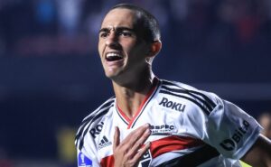 rodriguinho segue esperando por chance no são paulo; meia foi 'ultrapassado' por destaques de cotia