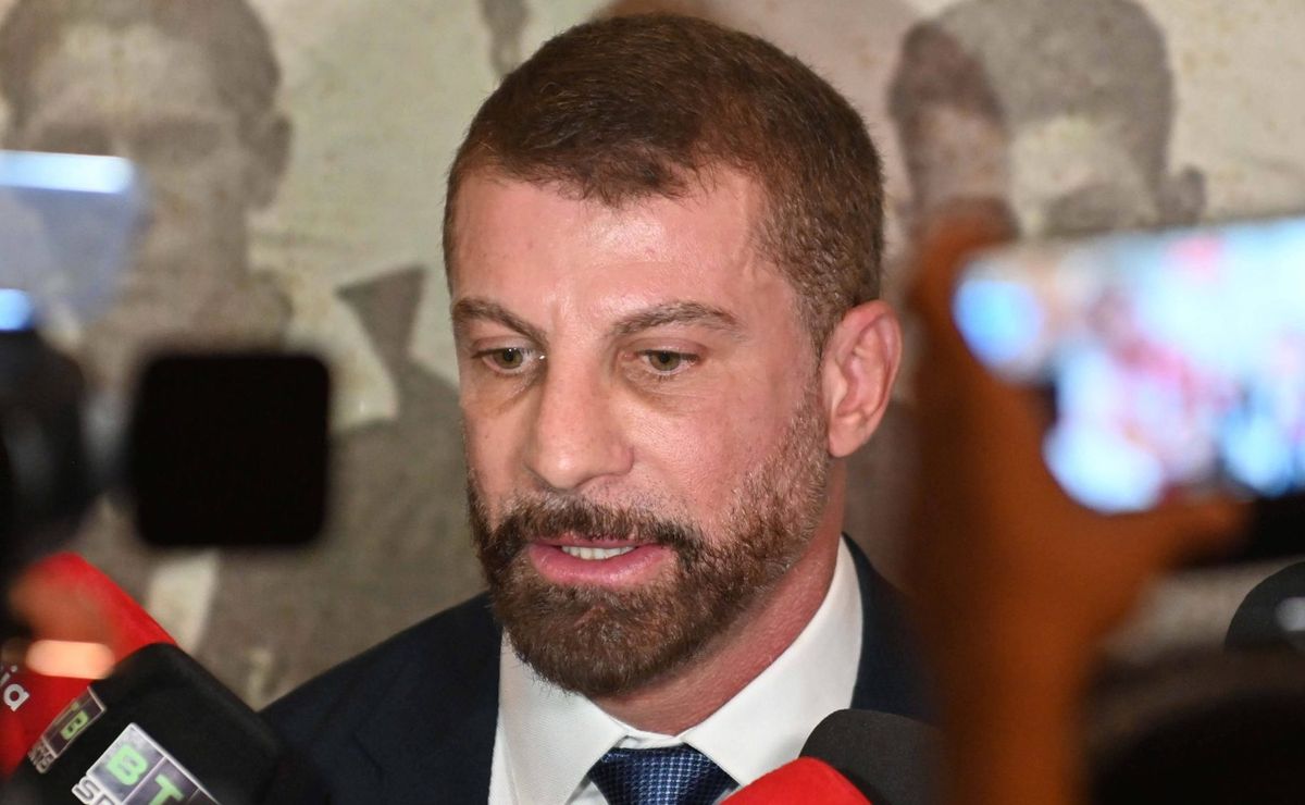 flamengo atravessa vasco, de pedrinho, e avança para a contratação do atacante gonzalo plata, do al sadd