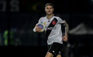 gol do vasco é anulado devido à participação de vegetti e torcida não entende