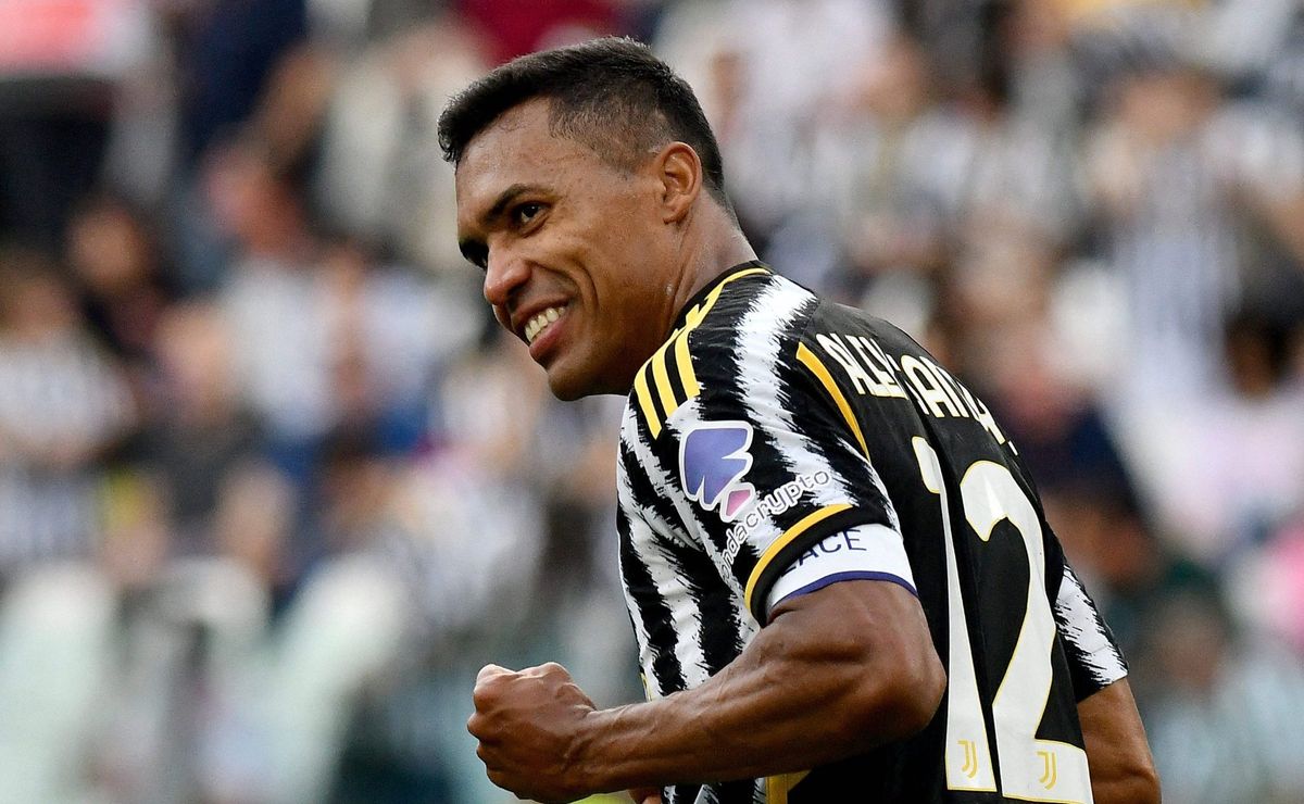 alex sandro aceita assinar com o flamengo e faz um único pedido