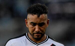 após ser vaiado, payet não se abate e foca para seguir brilhando com a camisa do vasco