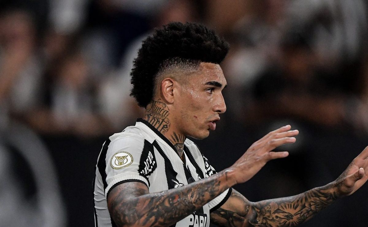 com dois gols de igor jesus, o botafogo supera o fortaleza e volta a liderança