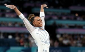 ginástica nas olimpíadas 2024: rebeca andrade faz história e leva a prata no salto; biles é ouro