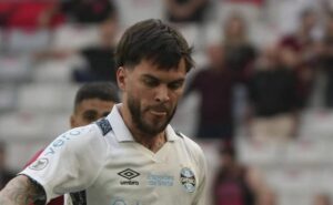 nathan pescador convence renato gaúcho e grêmio decide pela permanência do meia