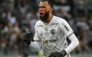 torcida do atlético mineiro se rende a everson após goleiro brilhar na copa do brasil: "voltou bem demais"