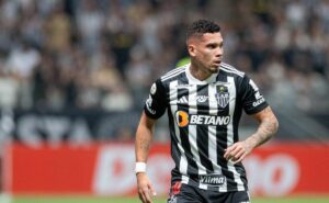 paulinho critica o gramado da arena mrv após empate do atlético mg: "melhorou nada"