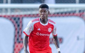 roger machado fala sobre futuro de vitão no internacional: “estará 100% no clube”