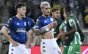 racing arg aceita proposta do flamengo e gastón martirena chega ao rj após um detalhe