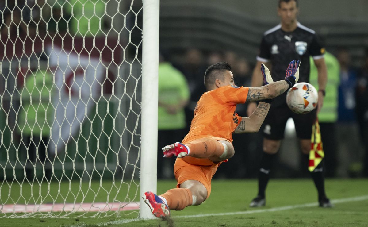 torcida do fluminense divide opiniões sobre o desempenho de fábio na vitória sobre o grêmio