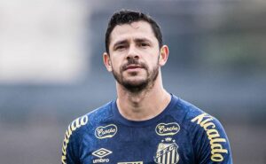 situação de giuliano é atualizada no ct rei pelé e tempo de afastamento preocupa o santos