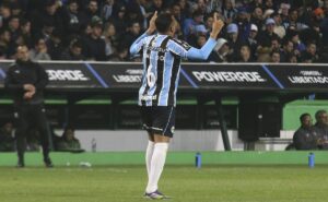 grêmio vence fluminense em noite iluminada de reinaldo; confira as notas
