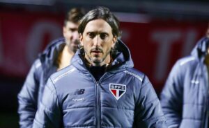 auxiliar de luiz zubeldia explica motivo pela expulsão do técnico do são paulo contra o goiás: "lamentável"