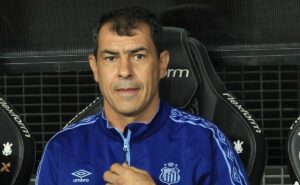 até 2028: carille aprova e santos avança para assinar novo contrato do lateral esquerdo souza