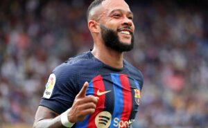 flamengo vai fechar contratação de memphis depay com um detalhe sendo resolvido