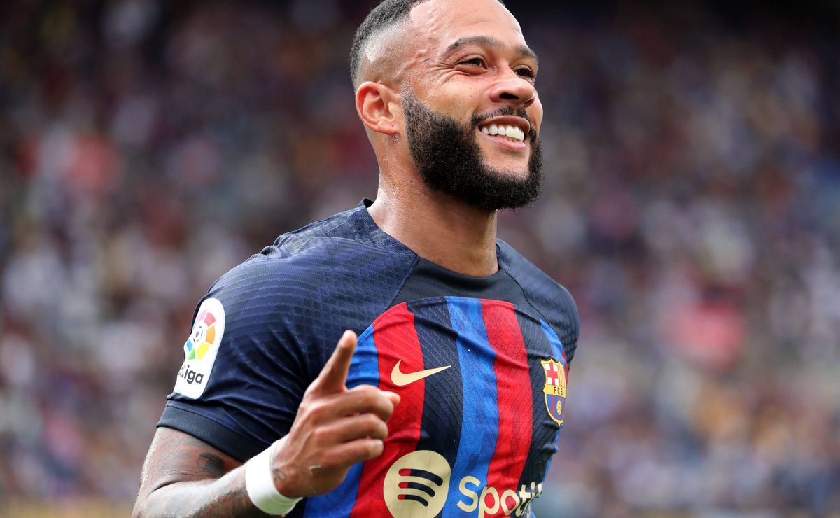 flamengo vai fechar contratação de memphis depay com um detalhe sendo resolvido