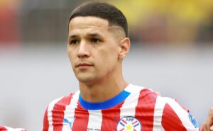 vai ter chapéu? fluminense entra na briga com o corinthians por alex arce, da ldu