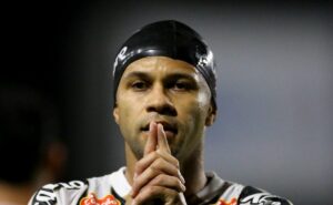 torcida do santos critica serginho e rodrigo ferreira: "não podem mais vestir a camisa"