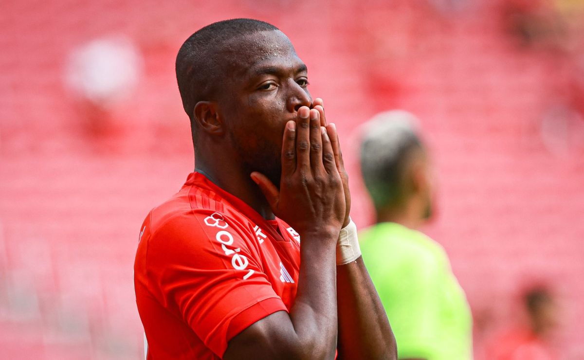 roger machado sai em defesa de enner valencia que se tornou alvo da torcida após empate