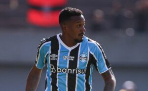 renato toma decisão sobre edenílson após meia perder pênalti no grêmio