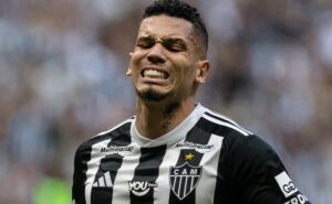 paulinho critica arena mrv e torcida do cruzeiro não perdoa: ”não sabem administrar um estádio”