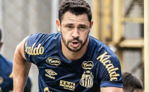3 gols em dois jogos: giuliano reencontra a ponte preta para dar a volta por cima no santos