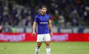 torcida do cruzeiro crítica desempenho de lucas silva após empate com vitória