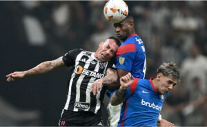 jogador do san lorenzo expõe atitude de árbitro com vargas, do atlético mg: "foi um papelão"