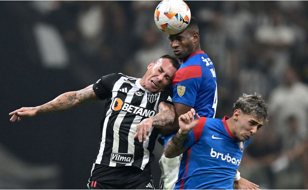 jogador do san lorenzo expõe atitude de árbitro com vargas, do atlético mg: "foi um papelão"