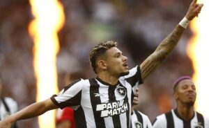 comentarista projeta botafogo x palmeiras e defende volta de tiquinho soares: "outra prateleira"