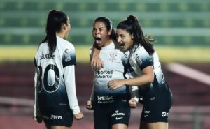 corinthians esquece tropeço, vence bragantino e está na semifinal do brasileirão feminino