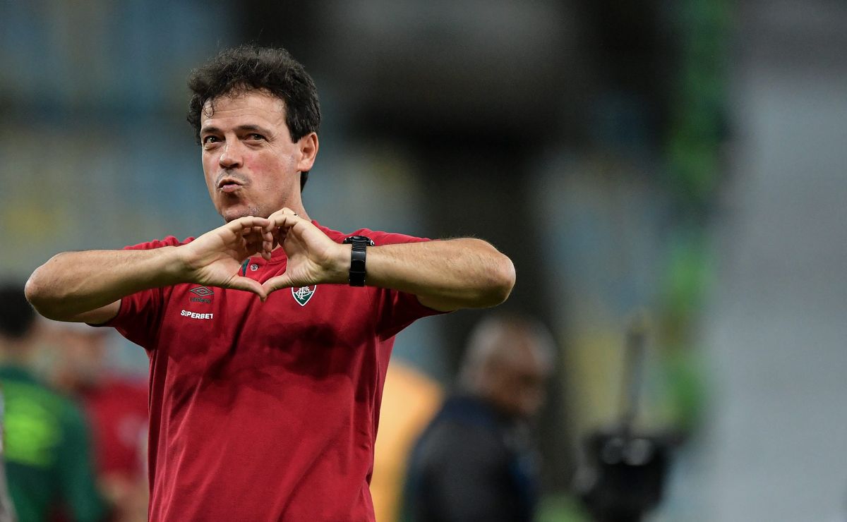 fernando diniz, ex técnico de fluminense e seleção brasileira, surge em vídeo treinando time de universitários de medicina